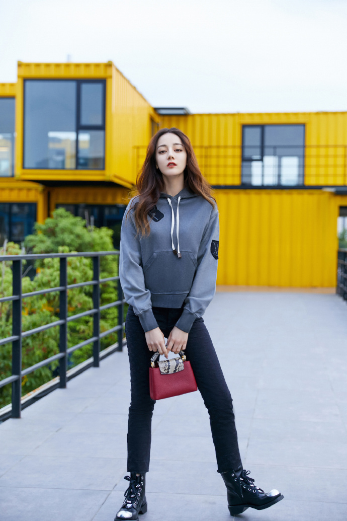 迪丽热巴dior时装周穿什么,迪丽热巴lv秀场跟谁同框