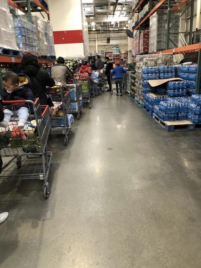 笑哭！人均能分一吨粮的加拿大人也跑去抢粮，疫情谣言有多恐怖