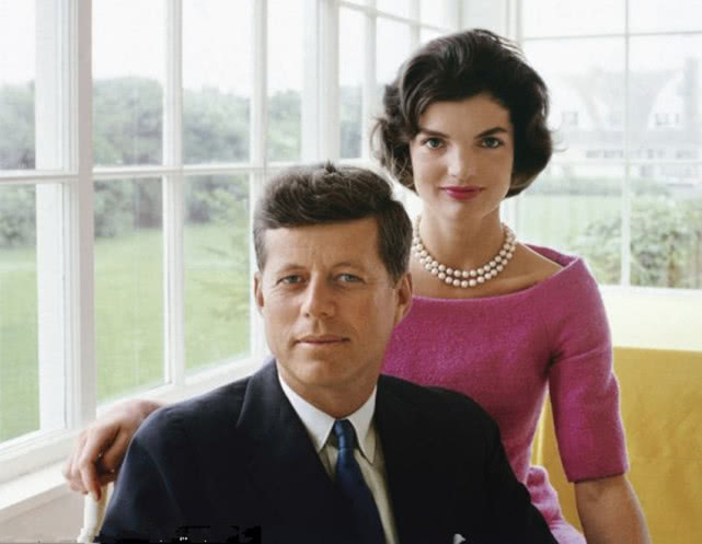 她是全美国女人的偶像,首婚嫁给最高权力者,二婚嫁给世界首富