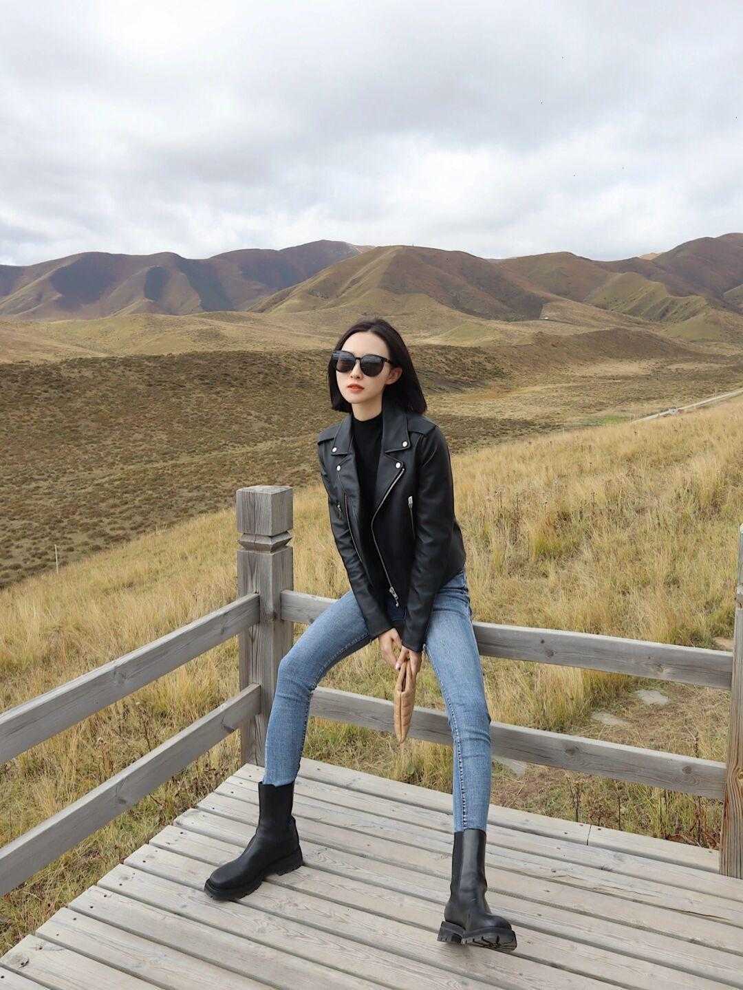 儿童黑色皮夹克搭配蓝色牛仔裤,黑色机车皮夹克搭配什么牛仔裤