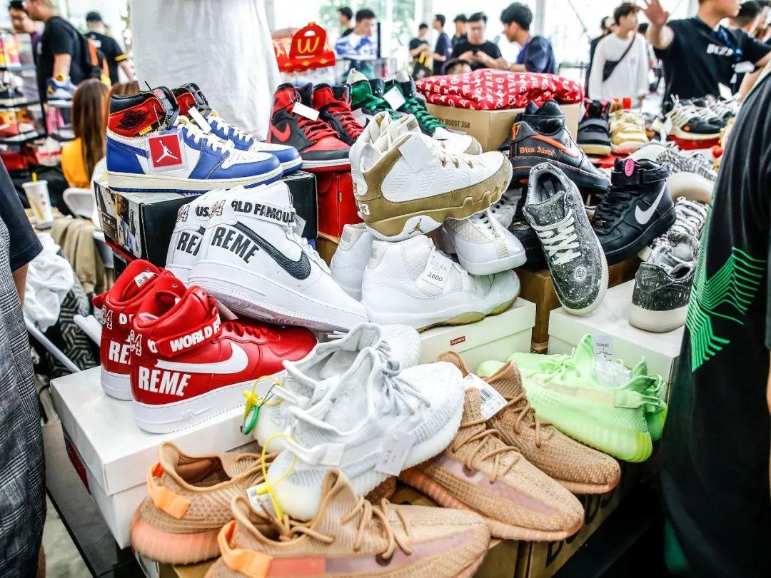 AJ、Yeezy谁更受欢迎？鞋头的本质也是球鞋复读机？