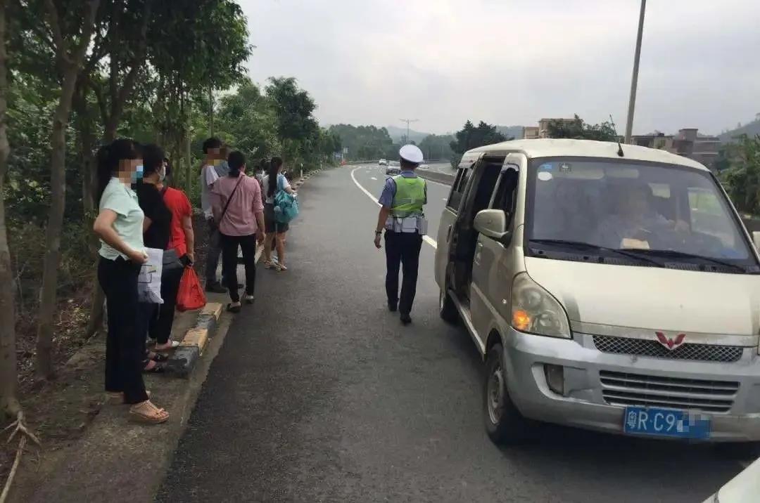 教练车超员被扣12分怎么处理,教练车超员上路交警现场给上一课
