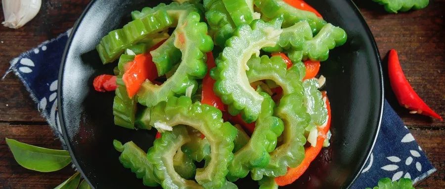 青菜上的虫卵吃了会怎样,一桌食物吃出虫子