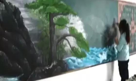 43岁保洁阿姨徒手画3d黑板报,保洁阿姨黑板画