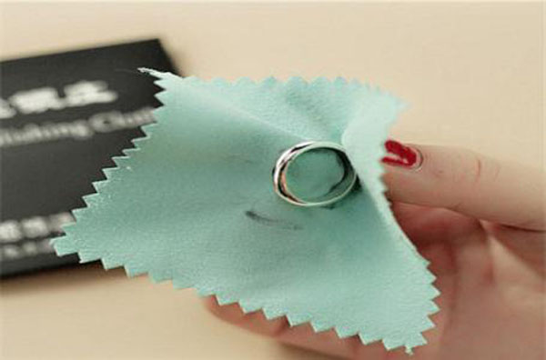 怎样可以避免戒指掉色,变色戒指不变色了怎么办