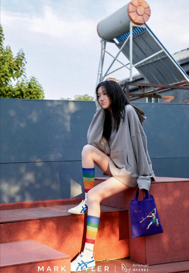 14岁李嫣太早熟，留长发穿针织衫凹紧致曲线，露白皙美腿秀妩媚