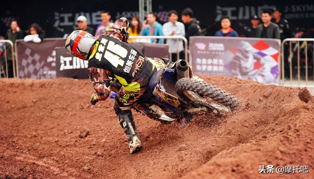 这摩托真好喝。。。不对....这酒真好骑！