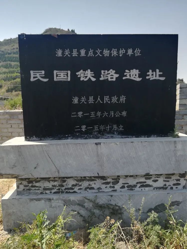 坐车穿越鬼屋,骑自行车到鬼屋