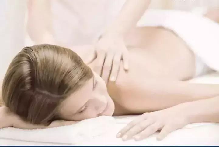 躺着怎么才是正确的喂奶姿势,喂奶姿势不对妈妈会脖子痛吗