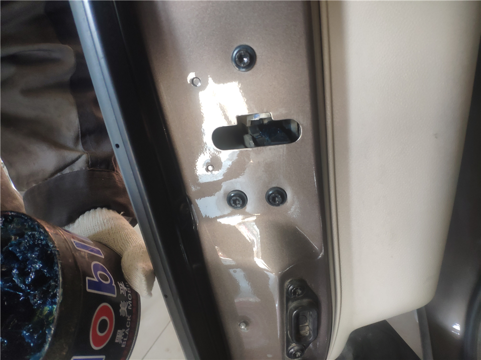 移门下轨异响怎么解决,中门松动异响解决方法