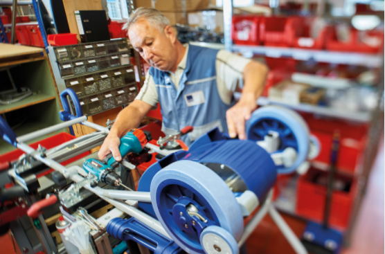 老人残疾人爬楼自动轮椅,老年残疾人上下楼梯神器