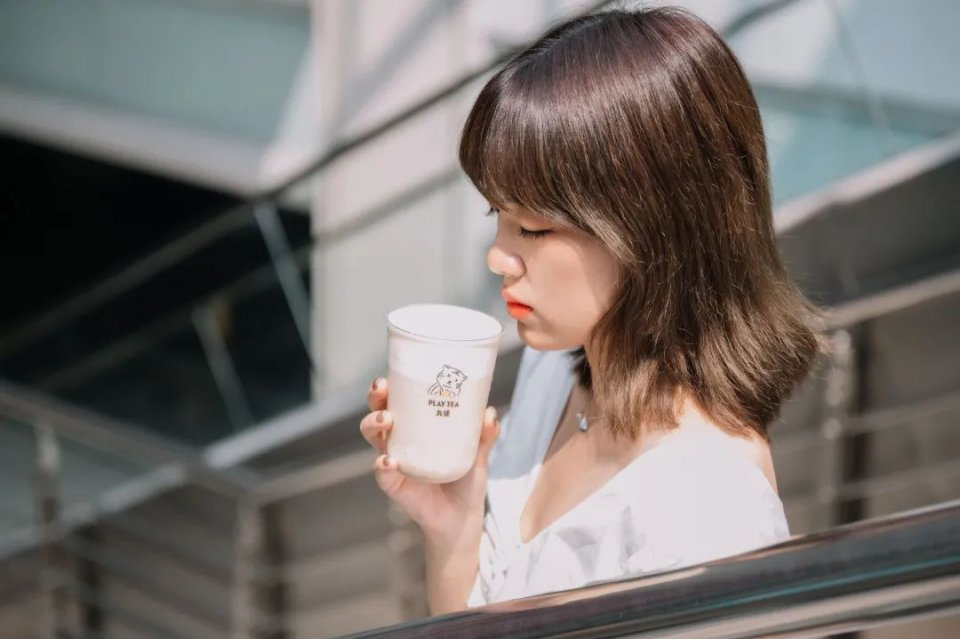 椰椰奶冻茶，会抖臀！1秒卖出1000+杯，有人开货拉拉来买…