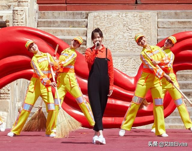 36岁的唐嫣身着粉嫩甜美亮相,唐嫣婚后首曝清新写真