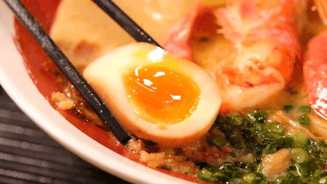 汤底浓郁的汤面,汤底浓厚