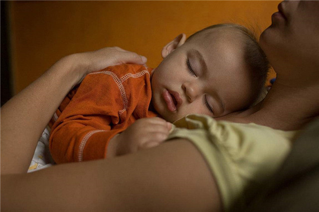 宝宝睡觉喜欢摸着妈妈的鼻子,宝宝为什么睡觉喜欢摸妈妈的脸