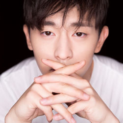 窦靖童门牙笑容灿烂,窦靖童磕破门牙