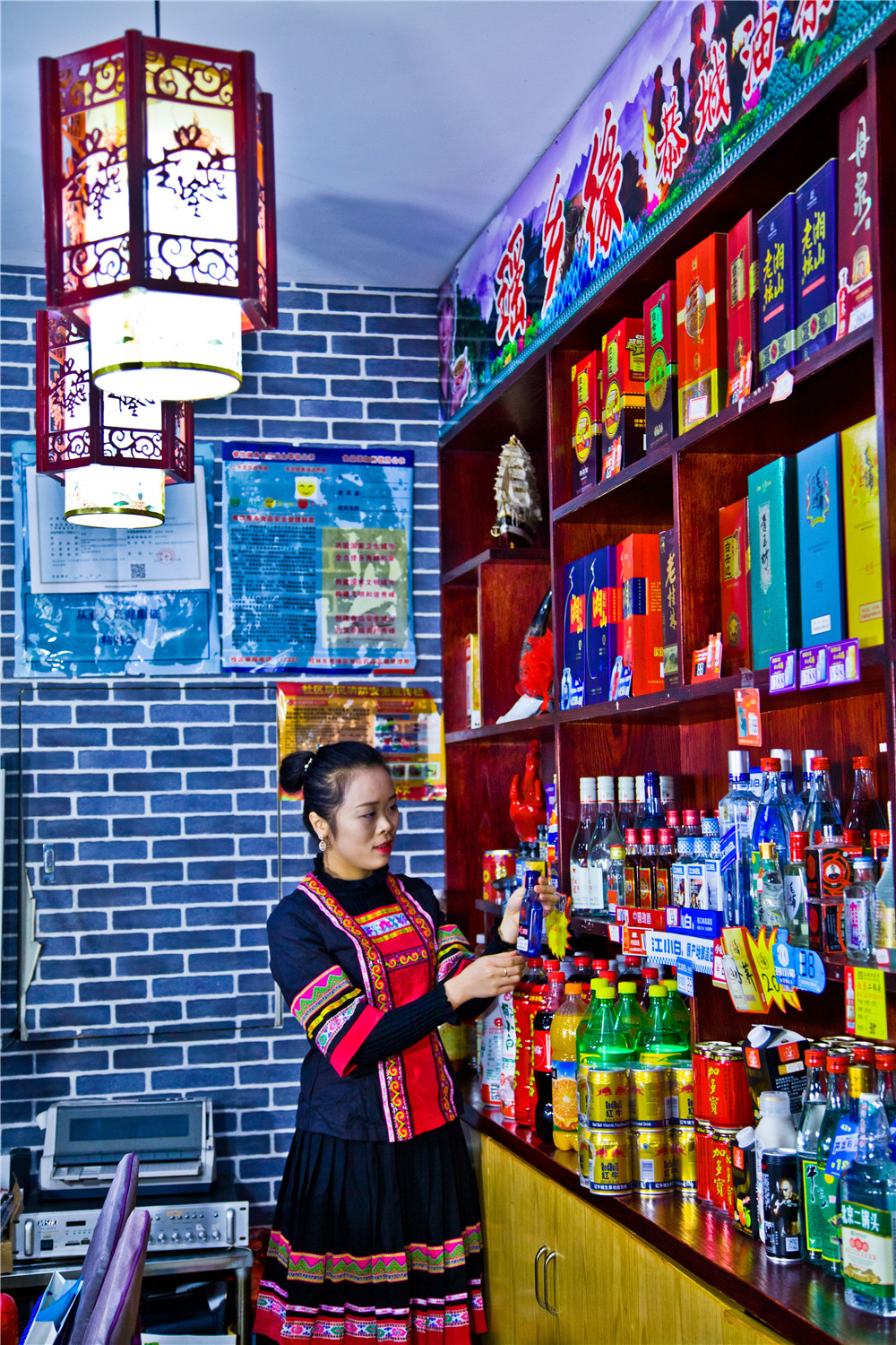 桂林藏在山洞里的油茶店,桂林开在半山腰的油茶店