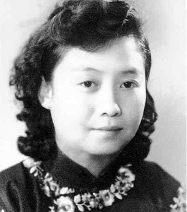 段祺瑞侄子也追星，女星下台他公然强吻，警局罚了50大洋就回家