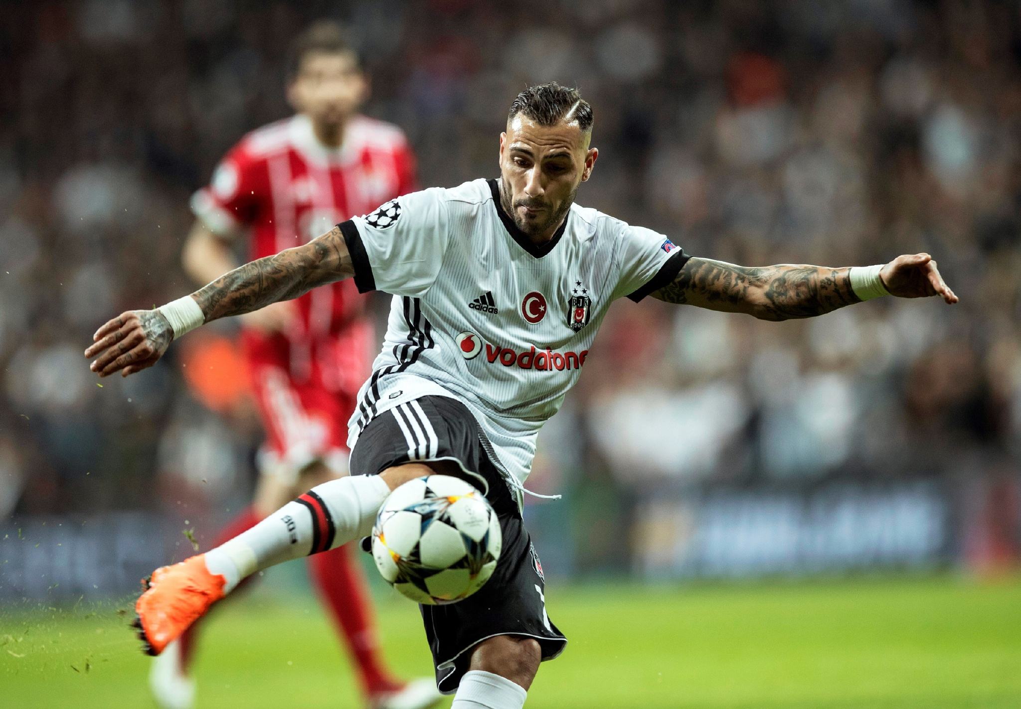 他拥有世上无与伦比的外脚背技术，比C罗更有天赋可是难有成就