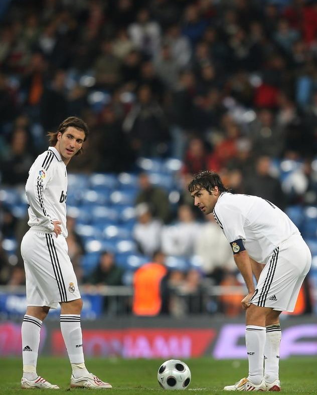 伊瓜因为什么总丢单刀,曾经球场追风少年已变成油腻大叔