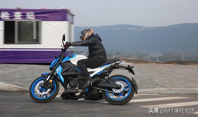 极速164km，百公里加速8.4S！这款250cc运动街车，配置高，动力强