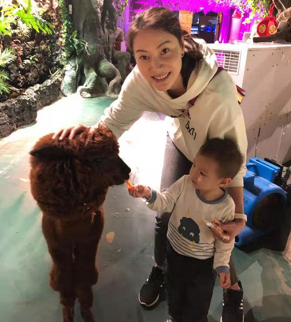 谢杏芳带儿子出游一身名牌超豪气,谢杏芳抱儿子秀恩爱红光满面