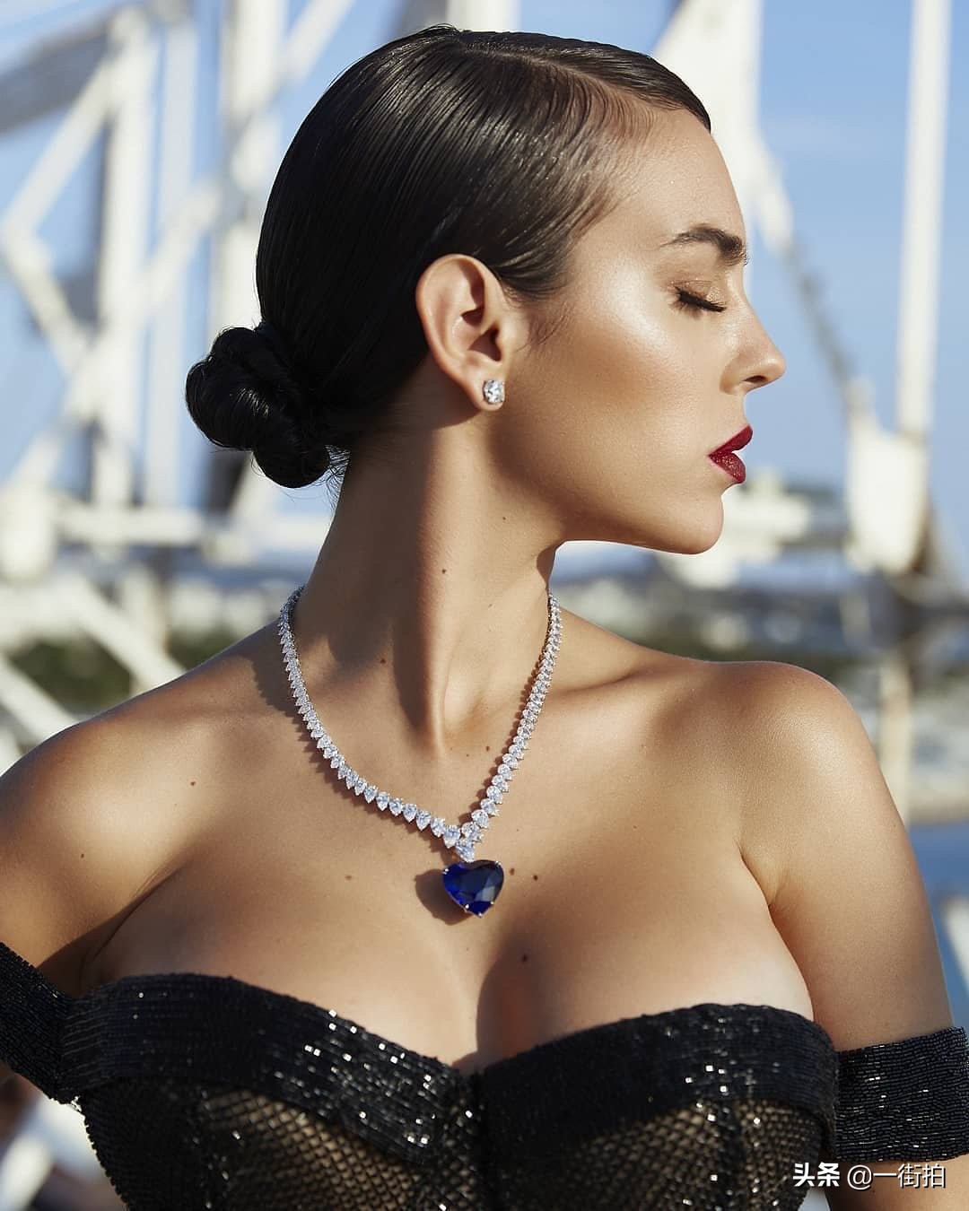 C罗“贫民女友”乔治娜太惊艳！穿V领礼服不用首饰点缀也美的自信