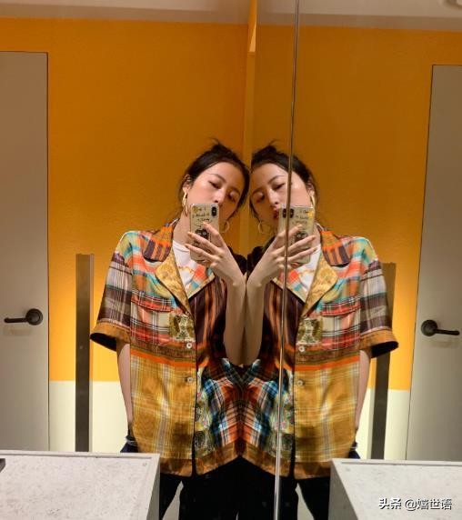 周雨彤穿板鞋图片,周雨彤spell牛仔裤穿搭