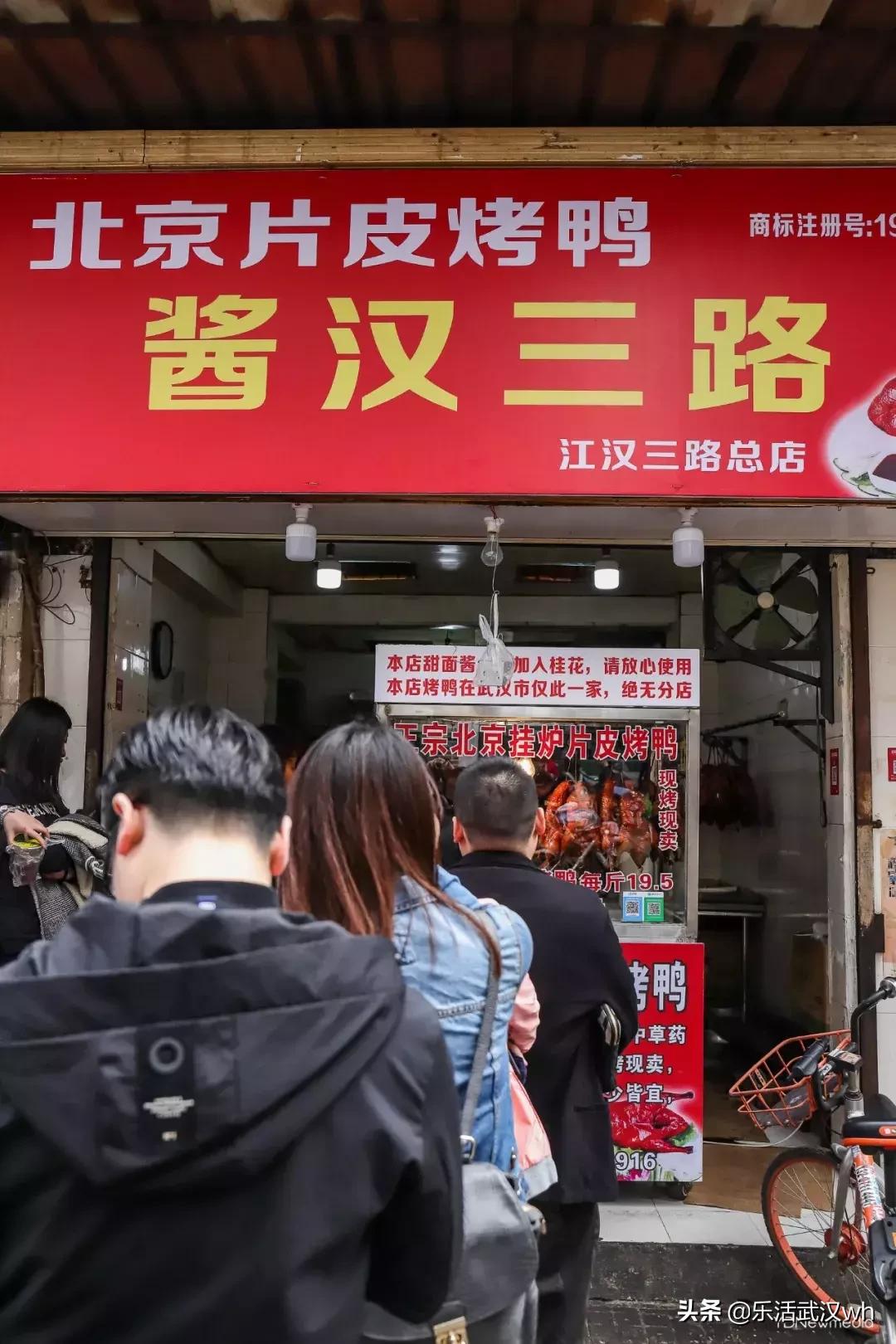 排的队比街道长!这条街什么来头?