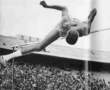 张伯伦异于常人的身体！扣篮把对手脚趾砸骨折，双手举起人如玩偶