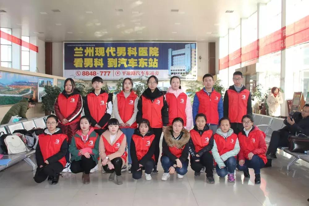 白银：爱心志愿者成为汽车站春运一道最亮风景线