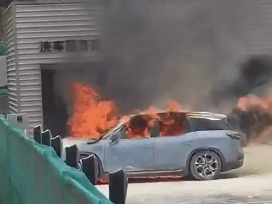 比亚迪电车碰撞着火,电车撞车起火比亚迪