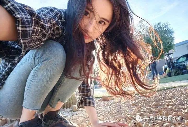 明星手机壳泄密:那英骂人名言火了,杨幂买9.9元便宜货,悲剧了