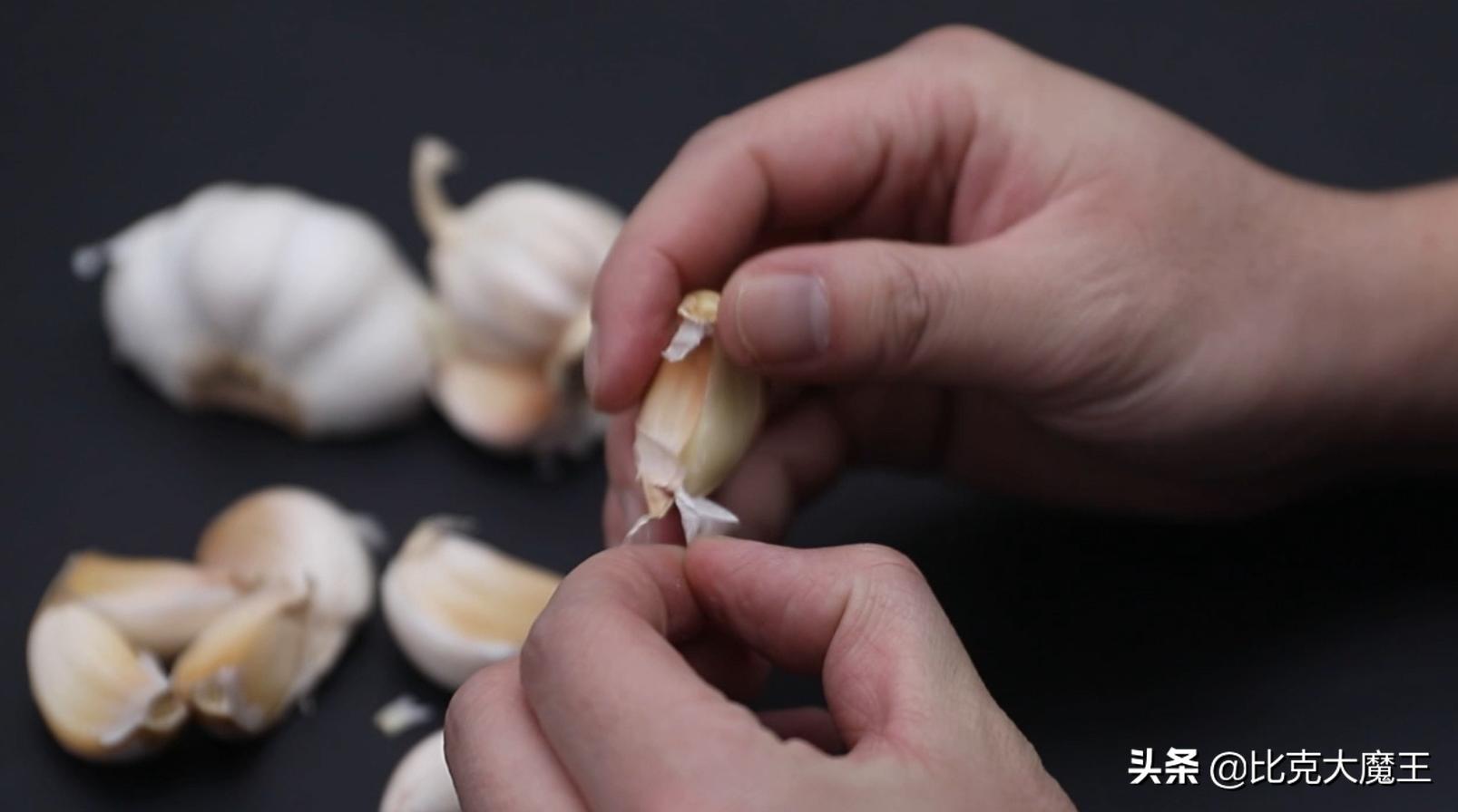 剥大蒜还有简单技巧，只需轻轻一搓，大蒜皮自动脱落，太方便了