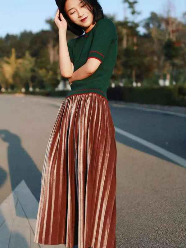 冬季内搭裙丝绒裙,女人别穿太花哨这样穿气质显洋气