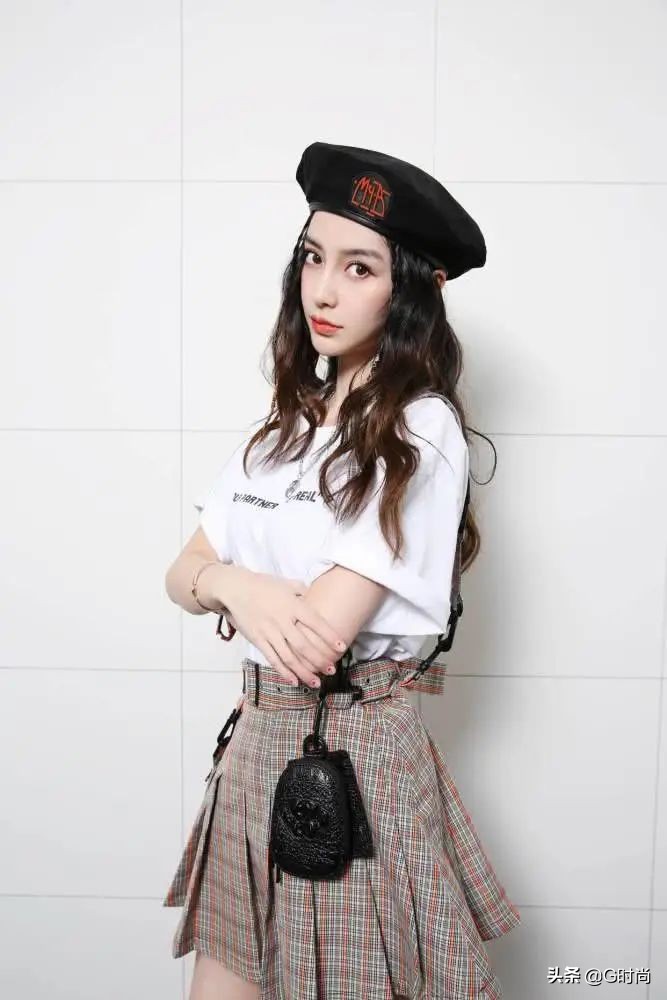 春季百褶短裙搭配不露腿,比较经典的百褶短裙搭配