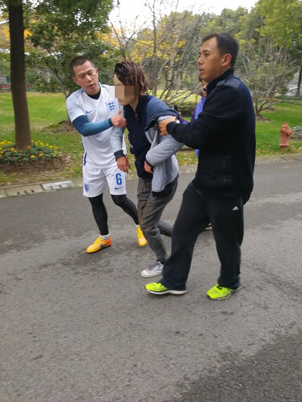 听到呼救飞奔救人,听到呼救男子奋不顾身