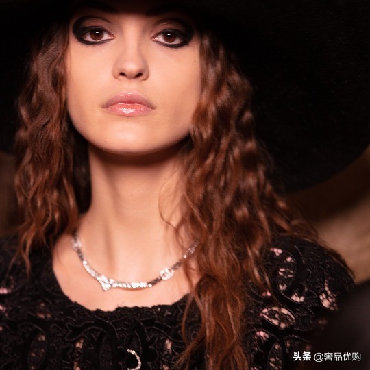 chanel首饰设计,chanel新款金色