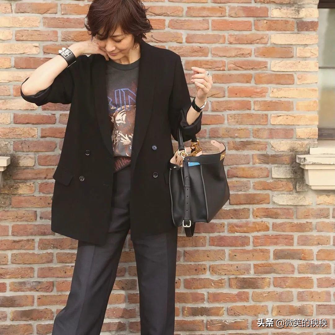 50岁日本女性优雅知性穿搭,岁月从不败美人92岁模特