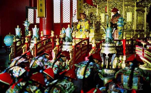 嘉庆皇帝也不算昏君，为什么他在位期间，大清还是走向了衰落呢？