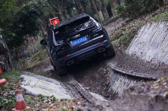 凯迪拉克纯电suv试驾视频,豪华suv就这么选