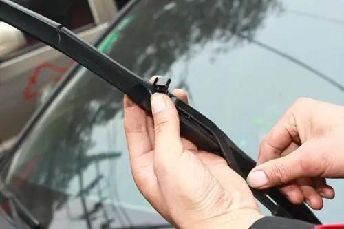 雨刷器刷过玻璃模糊,雨刷器刷完玻璃模糊怎么回事