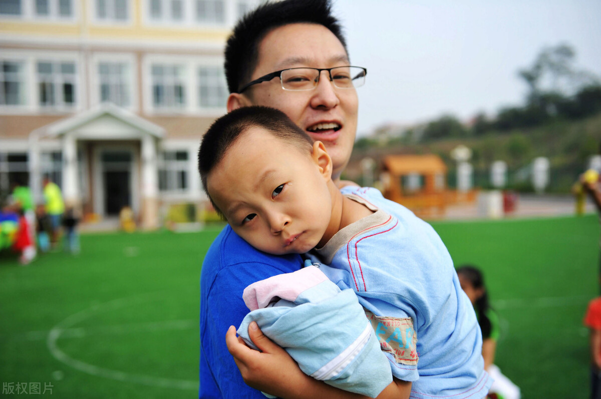 孩子上了2个星期幼儿园不想去了,孩子上幼儿园两年了突然不想去了