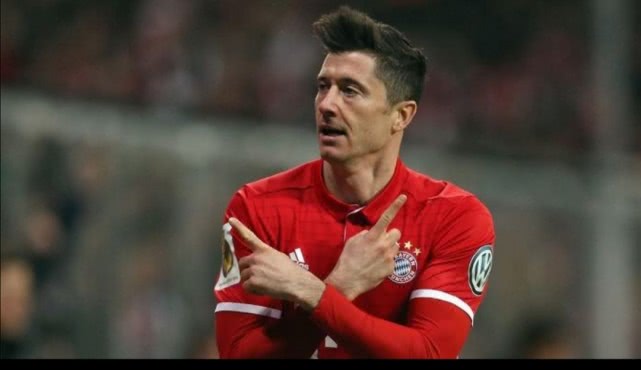 足坛缺右边锋,凯恩莱万苏亚雷斯