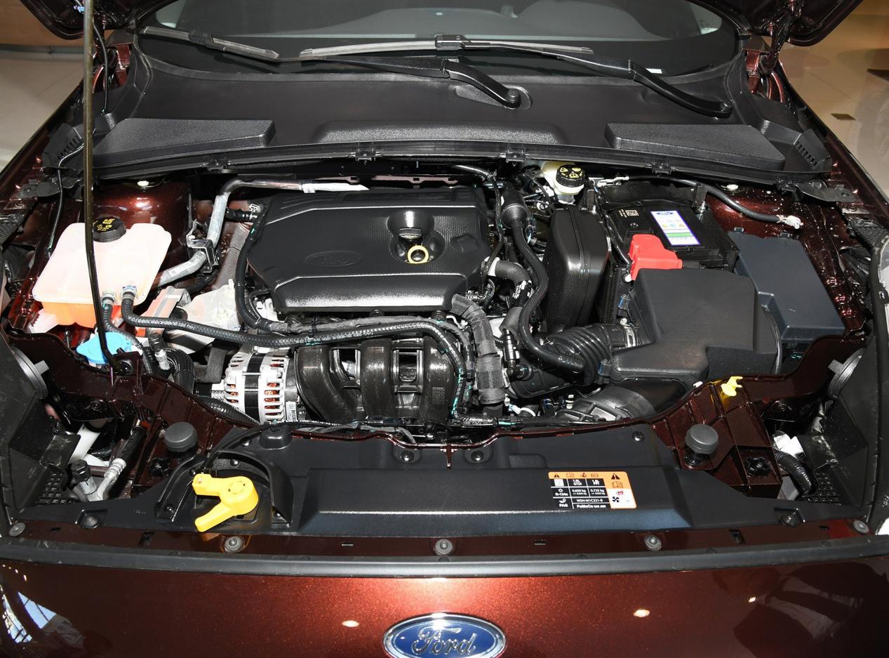 十万级紧凑车型谁的性价比更高,帝豪GL比福睿斯更合适年轻人