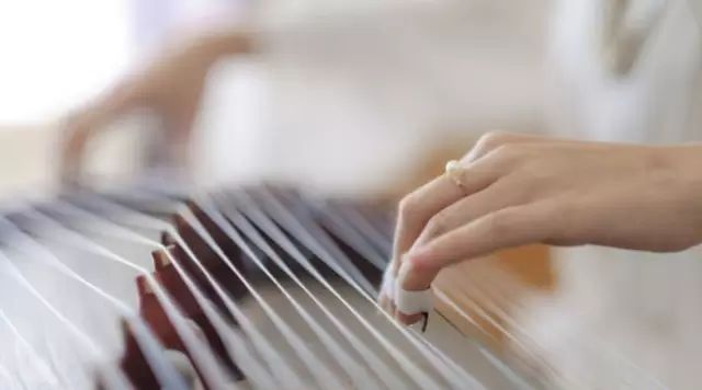 弹古筝的手有什么特别,古筝弹奏手指动作怎样最美