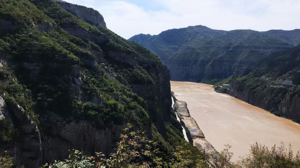 登千年古道梯子崖,攀登梯子崖