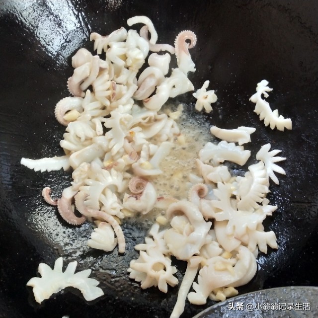 鱿鱼跟墨鱼怎么炒比较好吃,菜椒炒墨鱼怎么炒不要青椒