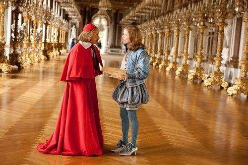 宰相*辱侮**太后，太后哭求国王杀了宰相，国王却断然下令：流放我妈