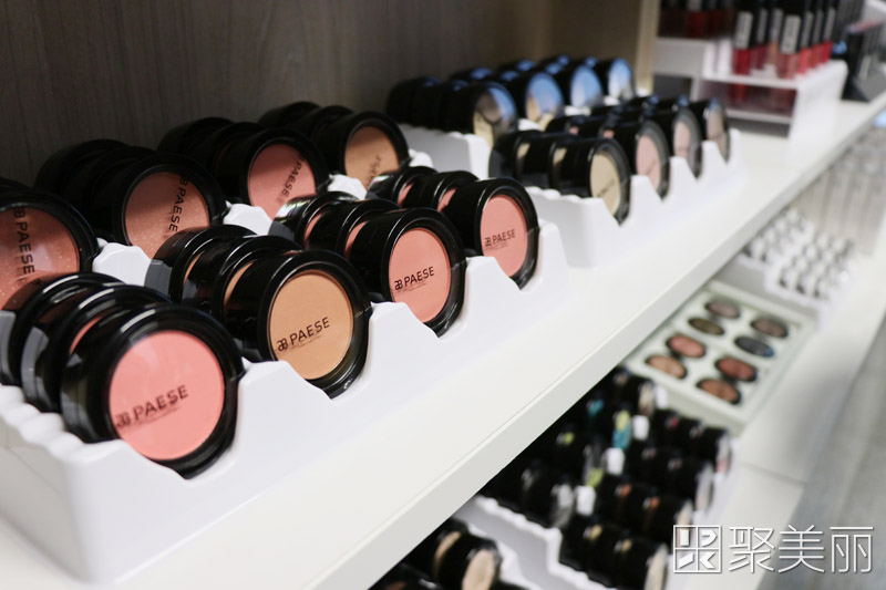 这支长效粉底液波兰女性人手一支,聚美丽去了他们总部波兰行①